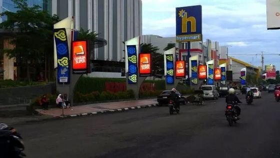 La colonna di pubblicità all'aperto della stazione di servizio ha condotto il contrassegno di palo di totem dello schermo di visualizzazione della benzina