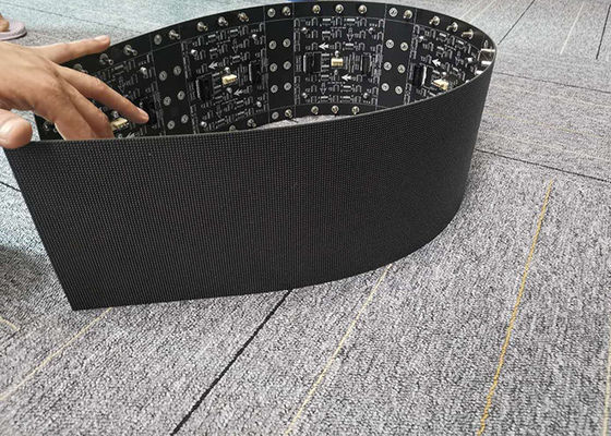 Lo schermo principale dell'interno di video pubblicità flessibile P2 ha curvato l'esposizione Integrated del cilindro che forma il modulo leggero e sottile