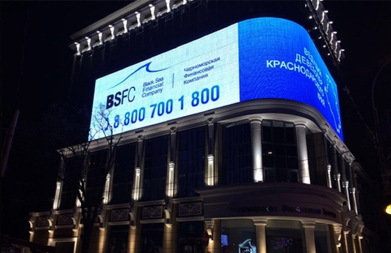 Display pubblicitario LED P8 per esterni personalizzato con luminosità di 7500nits e protezione IP65